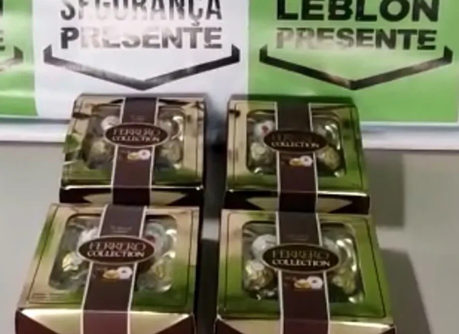 Chocolates: agentes exibiram as caixas recuperadas no Leblon