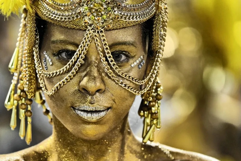 Foto mostra foto de mulher com rosto e acessórios de carnaval dourados