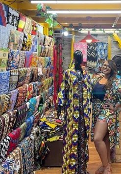 A estilista Fernanda Carvalho segura quimono longo com estampa africana