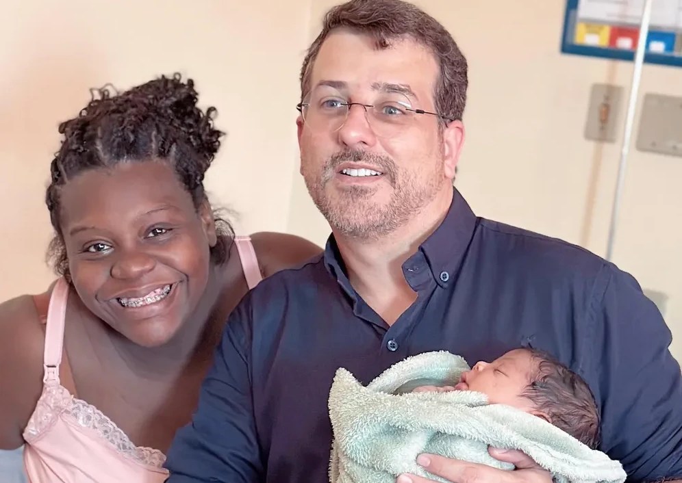 Famoso: o secretário Daniel Soranz posa com o bebê e a mãe, Rita