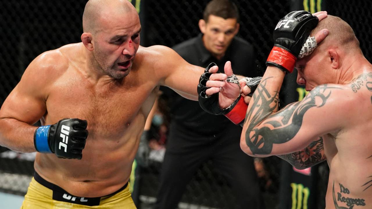 UFC: Glover Teixeira, de calção amarelo, disputa título no Rio