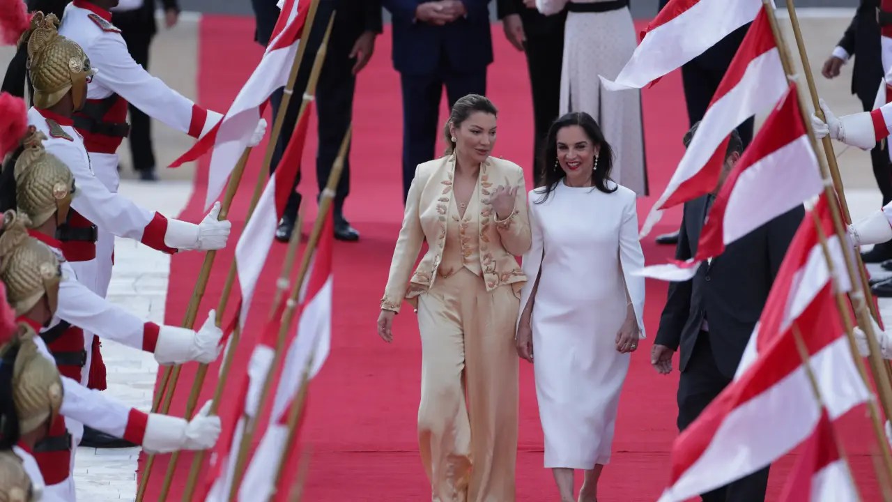 Foto mostra a primeira-dama Janja ao lado da vice Lu Alckmin, que usa um vesido branco. Elas desfilam em um tapete vermelho