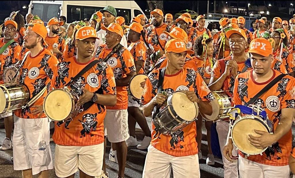 Bateria da Imperatriz usa boné CPX em ensaio na Sapucaí e Janja vibra
