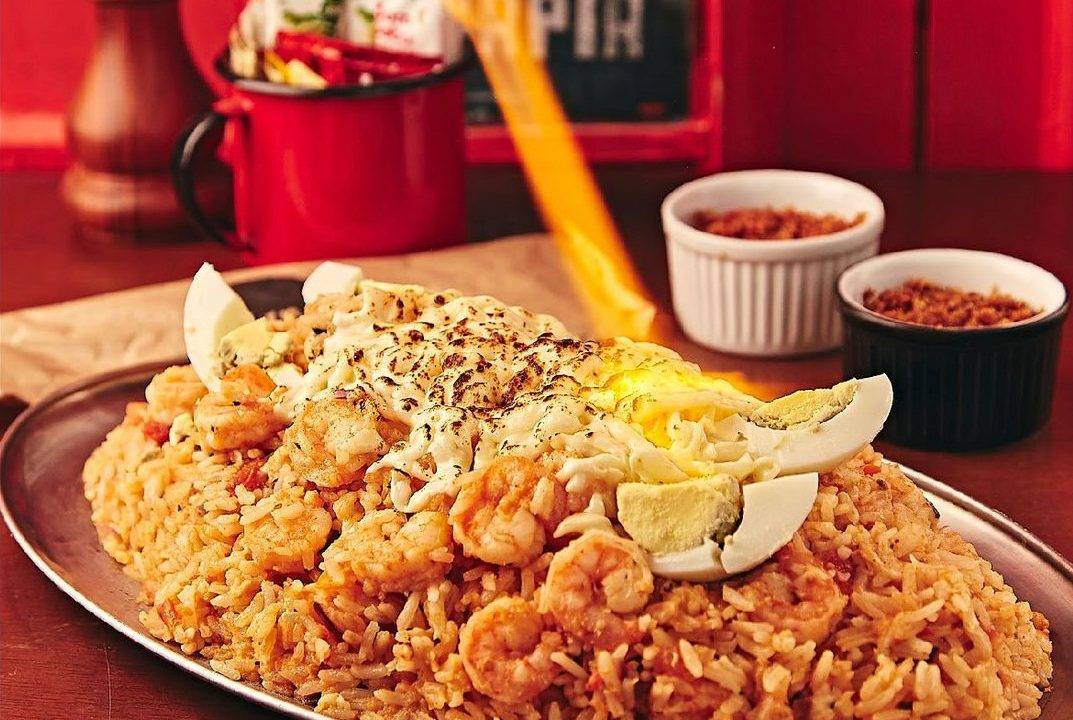 Mané: arroz de camarão com maçarico na mesa é sucesso na casa