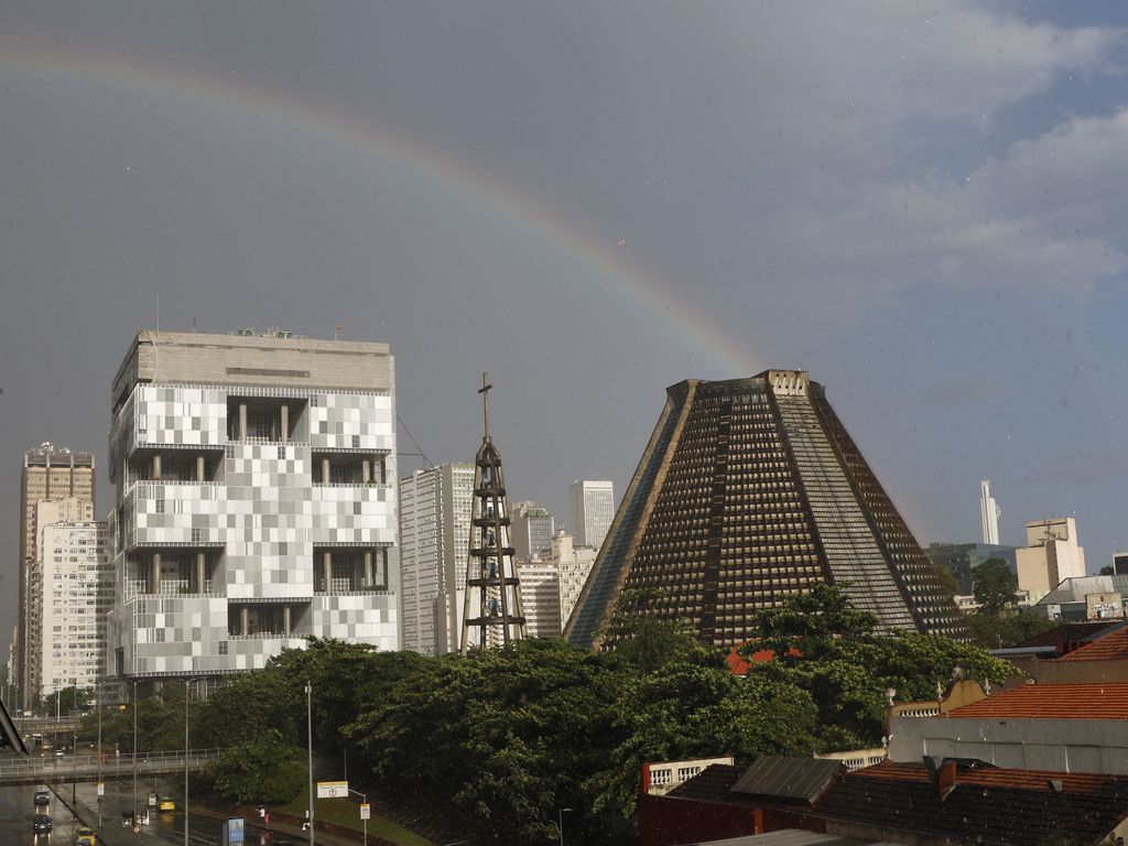 Foto mostra arco-íris sobre a Catedral Metropolitana do Rio