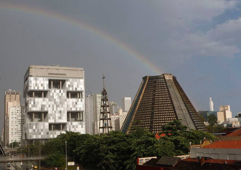 Foto mostra arco-íris sobre a Catedral Metropolitana do Rio