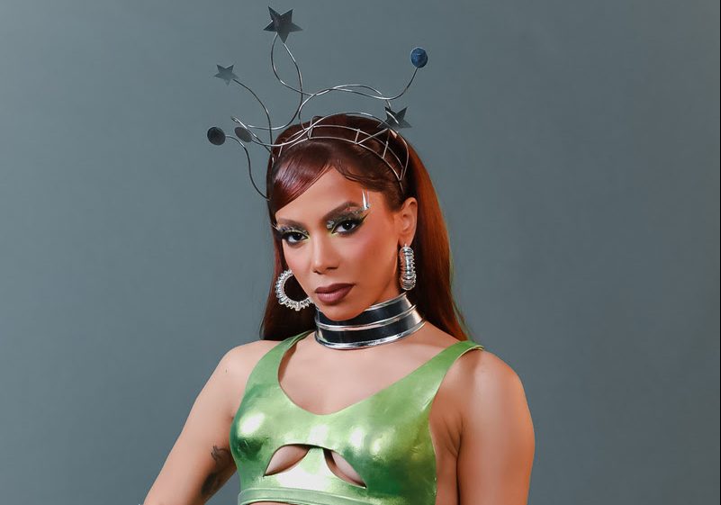 Anitta com body verde metalizado e arranjo de cabeça com estrelas.