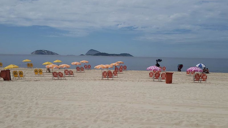 Loteamento de faixa de areia nas praias com cadeiras e guarda-sóis é proibido