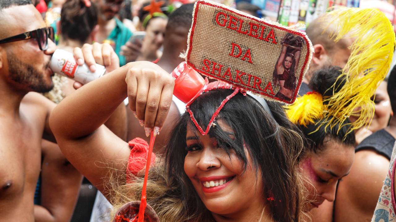 Foliã com placa na cabeça onde se lê Geleia da Shakira