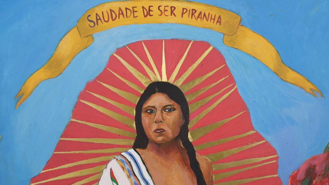 Obra que traz uma mulher com traços indígenas com um manto cobrindo um dos ombros. No seu entorno, uma aura como a da Virgem de Guadalupe. No alto, uma fita amarela com a inscrição: Saudade de ser piranha.