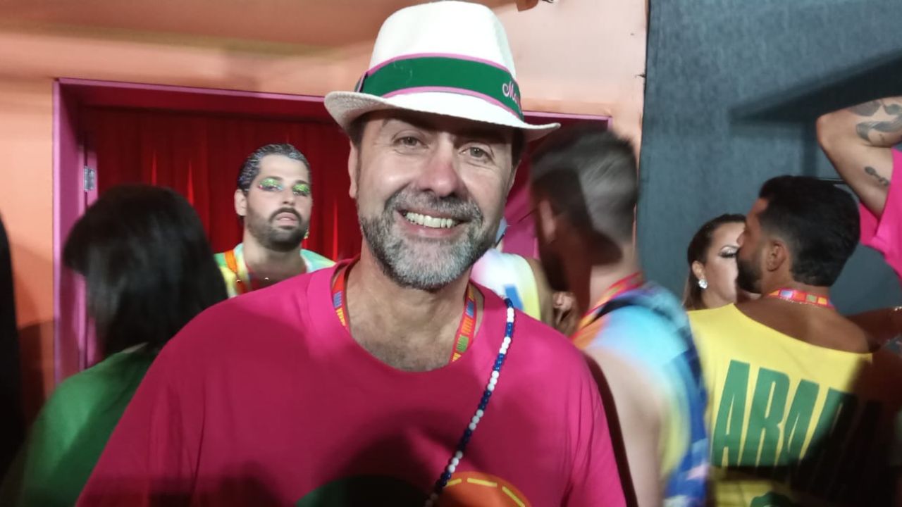 Marcelo Freixo no Camarote Arara da Sapucaí, vestindo chapéu Panamá