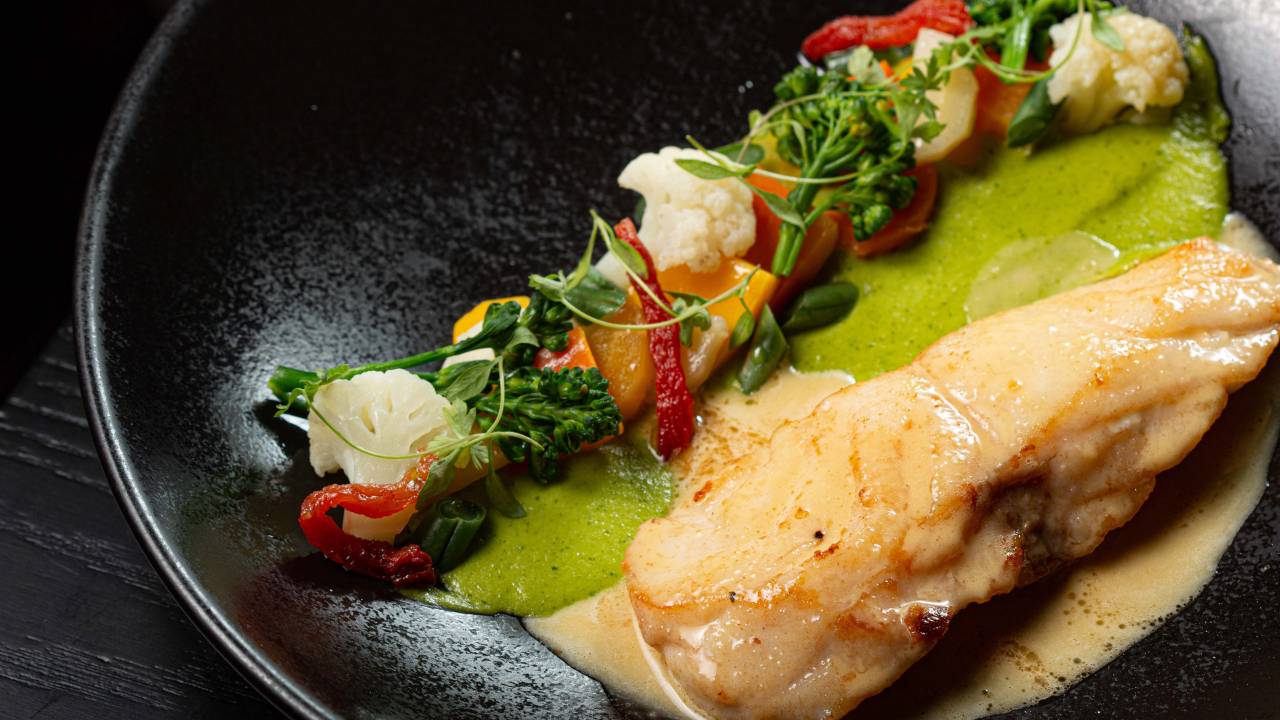 Tiara: peixe do dia tem legumes e beurre blanc de gengibre