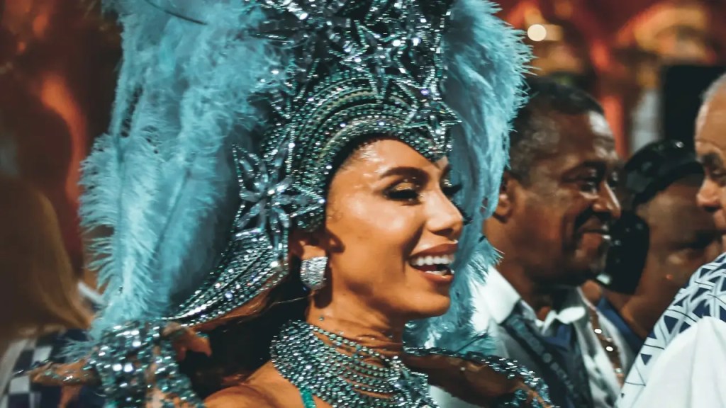 O que Anitta foi fazer no Desfile das Campeãs com look de Sabrina Sato