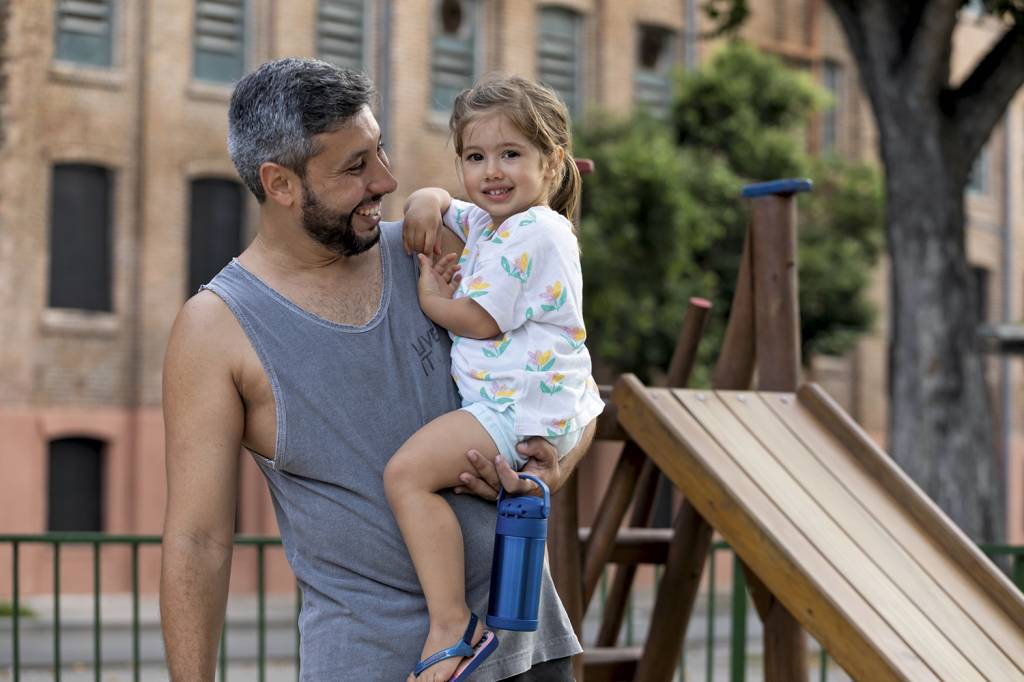 Rodrigo de Albuquerque com a filha Flora, de 2 anos: lazer na nova praça -