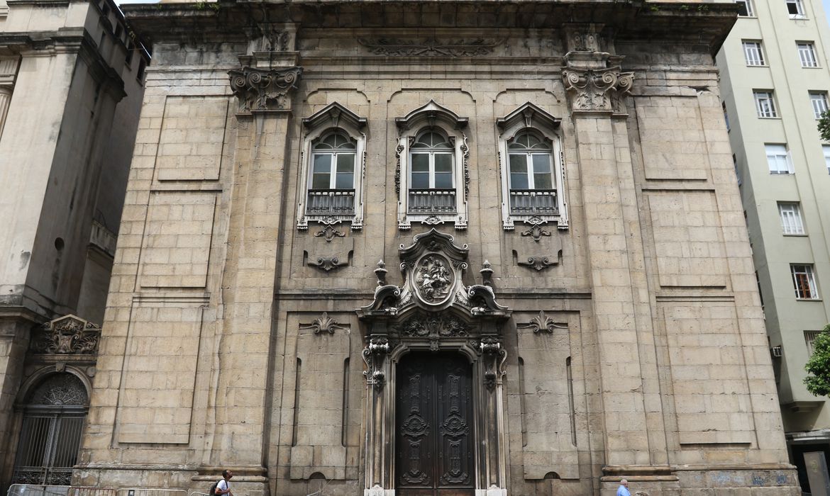 Fachada deteriorada da igreja Nossa Senhora do Monte do Carmo