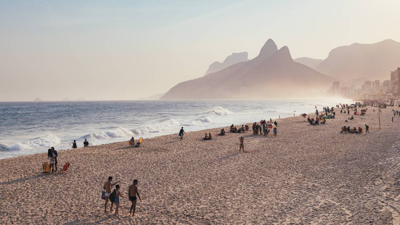 Praia de Ipanema com alguns banhistas espalhados