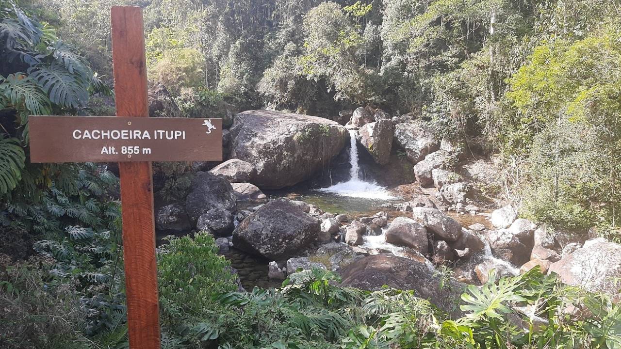 Foto mostra cachoeira no Parque de Itatiaia