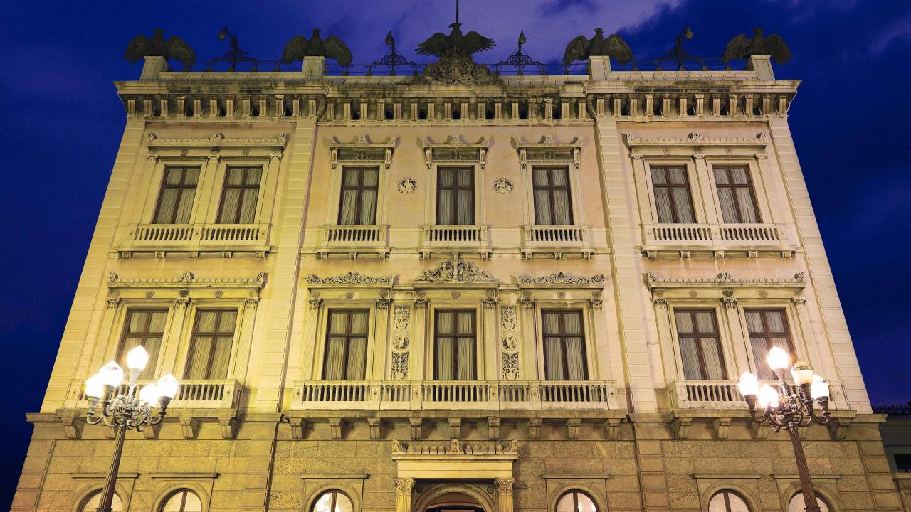 A fachada do Museu da República, bege. iluminada.