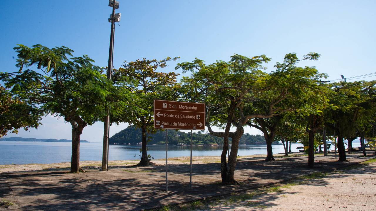 Foto mostra placa de Paquetá indicando localização das praias