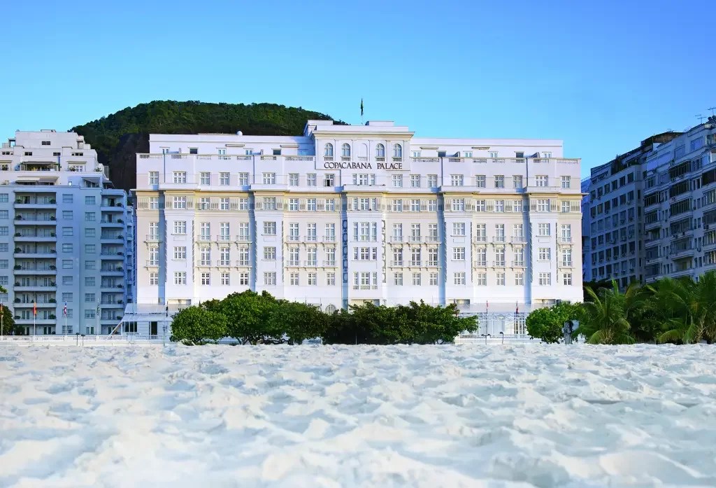 Foto mostra foto do hotel Copacabana Palace, com fachada branca e estilo art déco