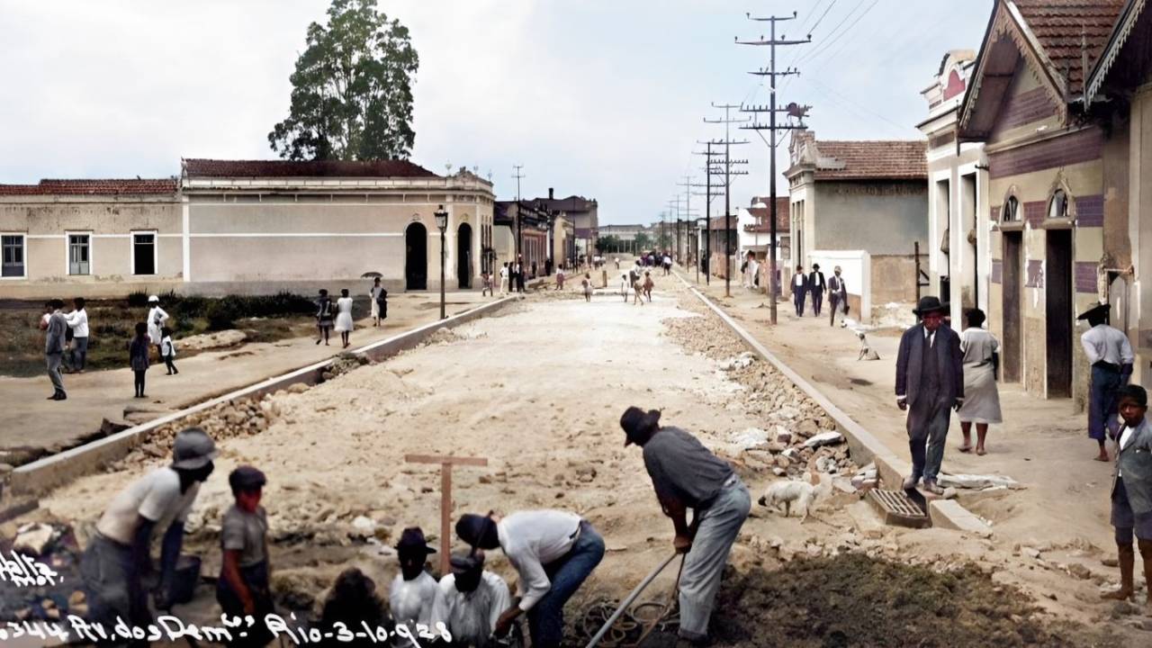 Foto colorizada das obras na Avenida dos Democráticos, Bonsucesso - 1928.