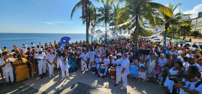 A celebração do Dia de Iemanjá, no 2 de fevereiro, reuniu no Arpoador um grupo de terreiros , com oferendas, cantorias e celebrações.