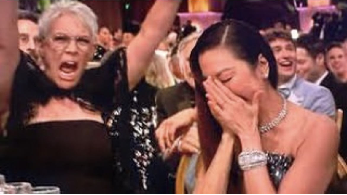 Jamie Lee Curtis e Michelle Yeoh na cerimônia de entrega do Oscar.