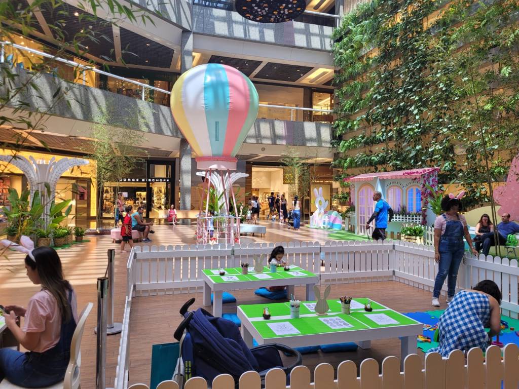 Foto mostra shopping com espaço de atividades infantis