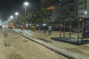 Ressaca arrasta deque de exercícios para o meio da pista no Leblon Foto Reprodução TV Globo