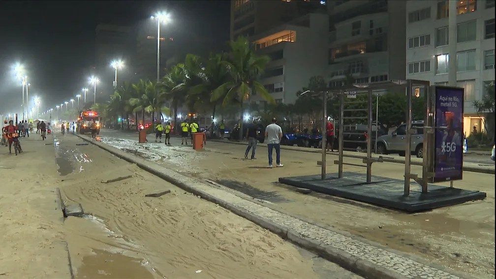 Ressaca arrasta deque de exercícios para o meio da pista no Leblon Foto Reprodução TV Globo