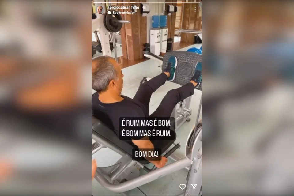 Foto mostra Sérgio Cabral malhando, fazendo exercício de pernas em cadeira