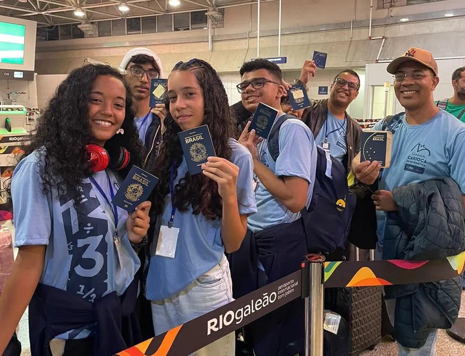 Um grupo de alunos de escolas municipais do Rio — que venceu a Olimpíada Carioca de Matemática — viajou em janeiro de 23 para os Estados Unidos para conhecer a Disney e a Nasa. A ação é uma iniciativa da Secretaria municipal de Educação, com objetivo de estimular o interesse dos jovens pelos estudos. Ao todo, 291 estudantes foram contemplados com o prêmio.