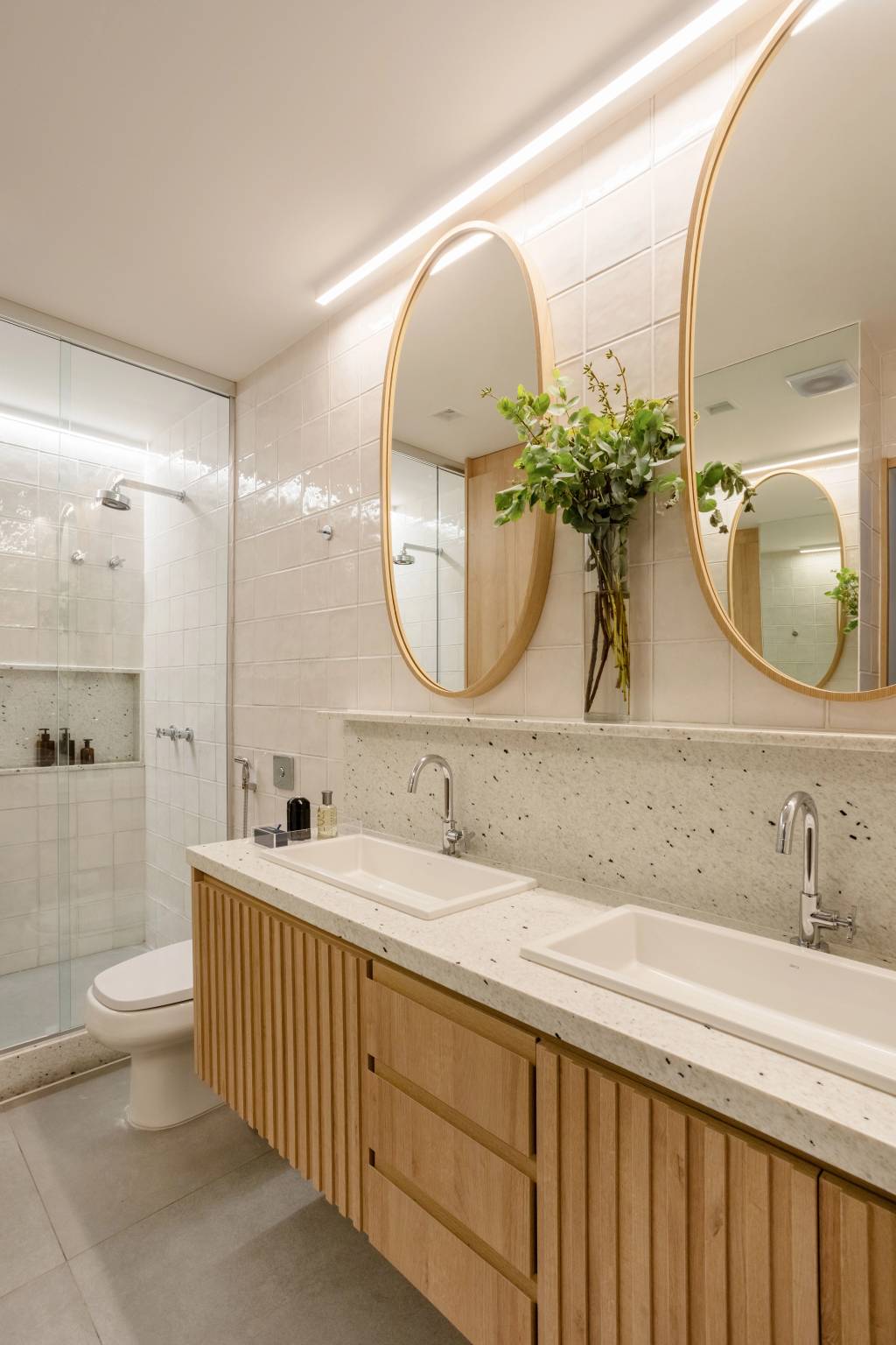 apartamento-carioca-230-m2-ganha-cara-de-casa-para-a-familia-ricardo-melo-rodrigo-passos-banheiro-3 Apartamento de 230 m² ganha cara de casa para a família carioca