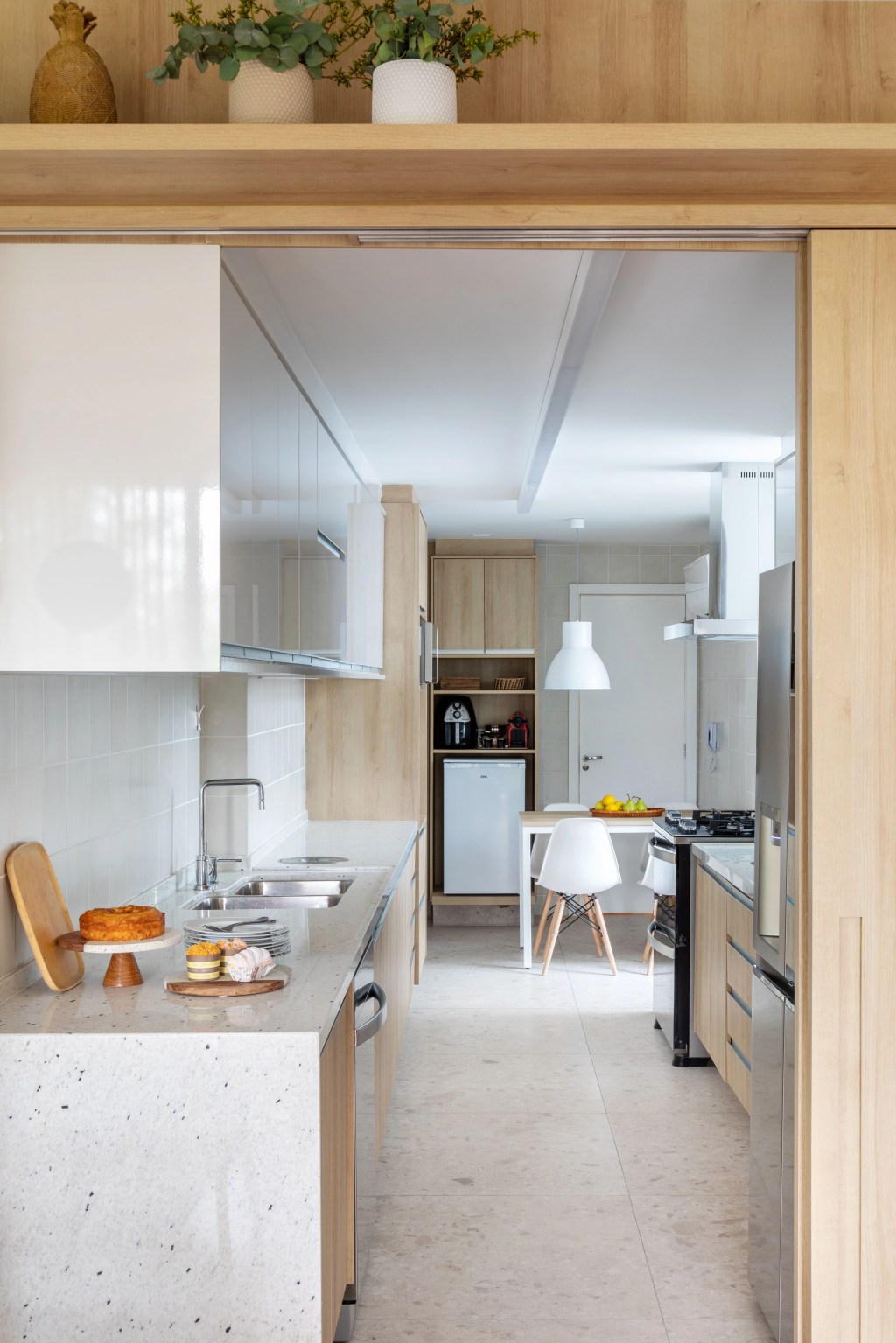 Apartamento de 230 m² ganha cara de casa para a família carioca