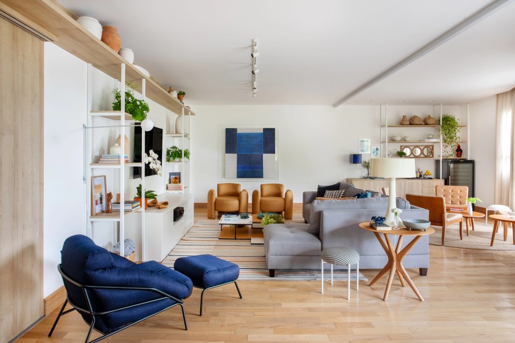 Apartamento de 230 m² ganha cara de casa para a família carioca