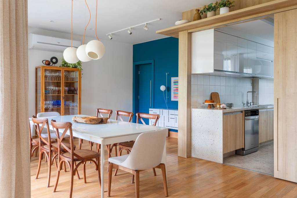 apartamento-carioca-230-m2-ganha-cara-de-casa-para-a-familia-ricardo-melo-rodrigo-passos-sala-jantar11 Apartamento de 230 m² ganha cara de casa para a família carioca