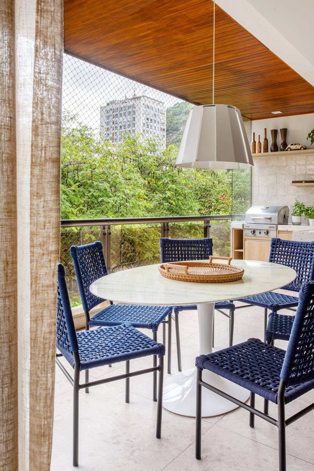 apartamento-carioca-230-m2-ganha-cara-de-casa-para-a-familia-ricardo-melo-rodrigo-passos-varanda14 Apartamento de 230 m² ganha cara de casa para a família carioca