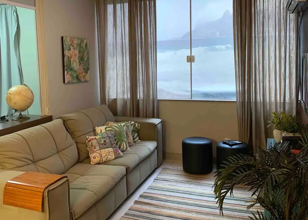 Foto do anúncio mostra janela do apartamento com vista fake da praia