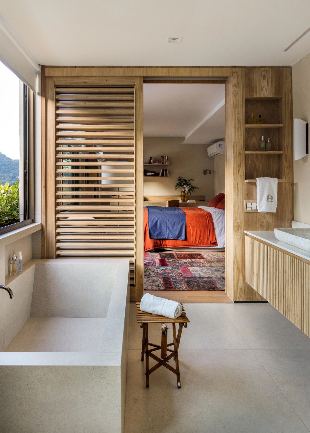 Apê de 400 m² ganha cara de casa com design brasileiro e muita arte