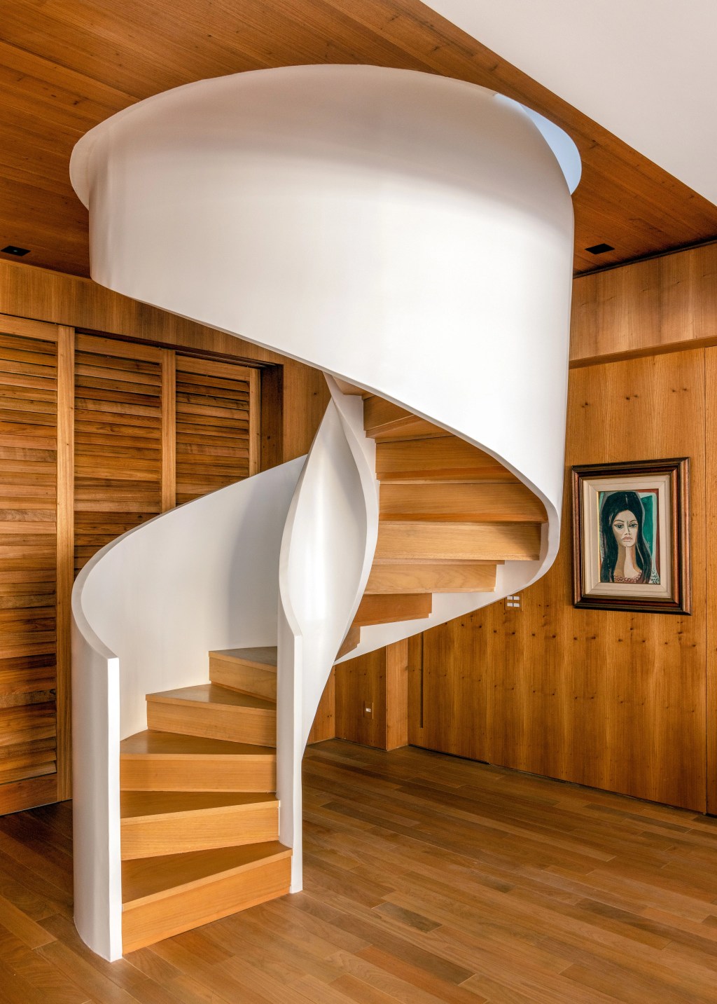 Apê de 400 m² ganha cara de casa com design brasileiro e muita arte