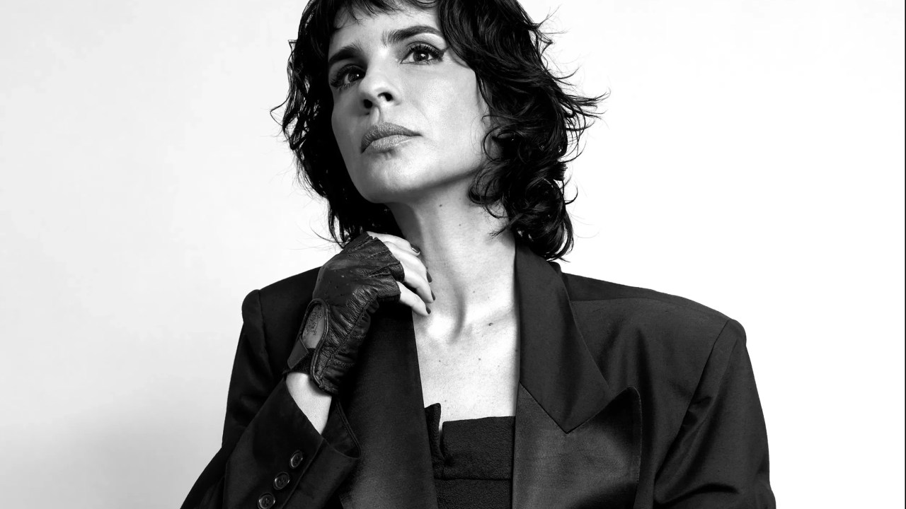 Foto preto e branca mostra atriz Maria Ribeiro usando terno