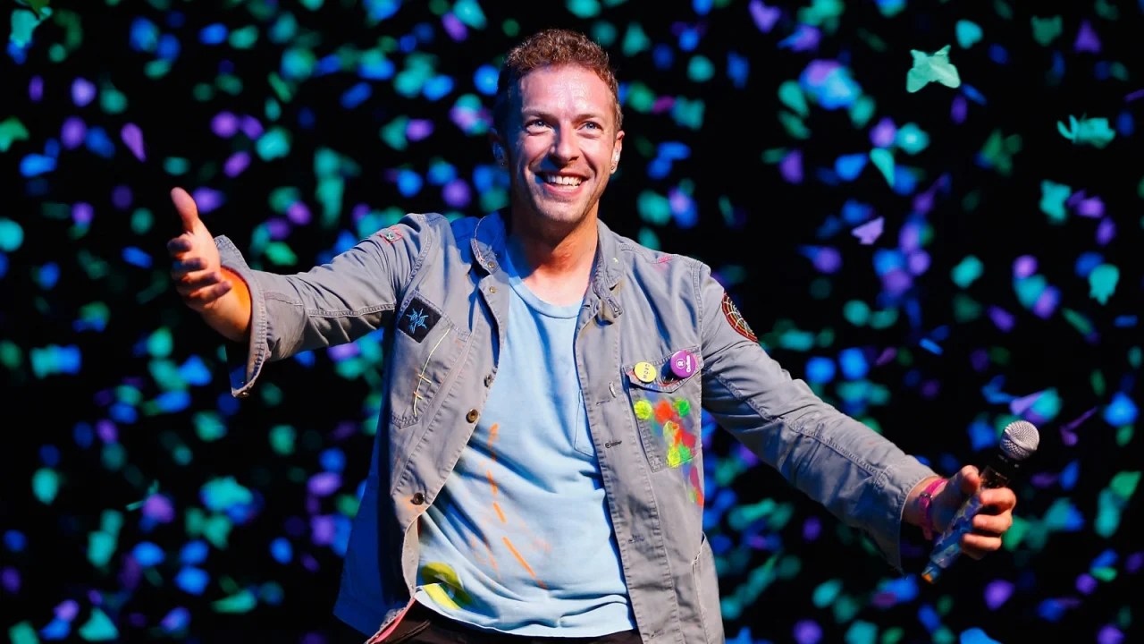 Foto mostra o vocalista da banda Coldplay