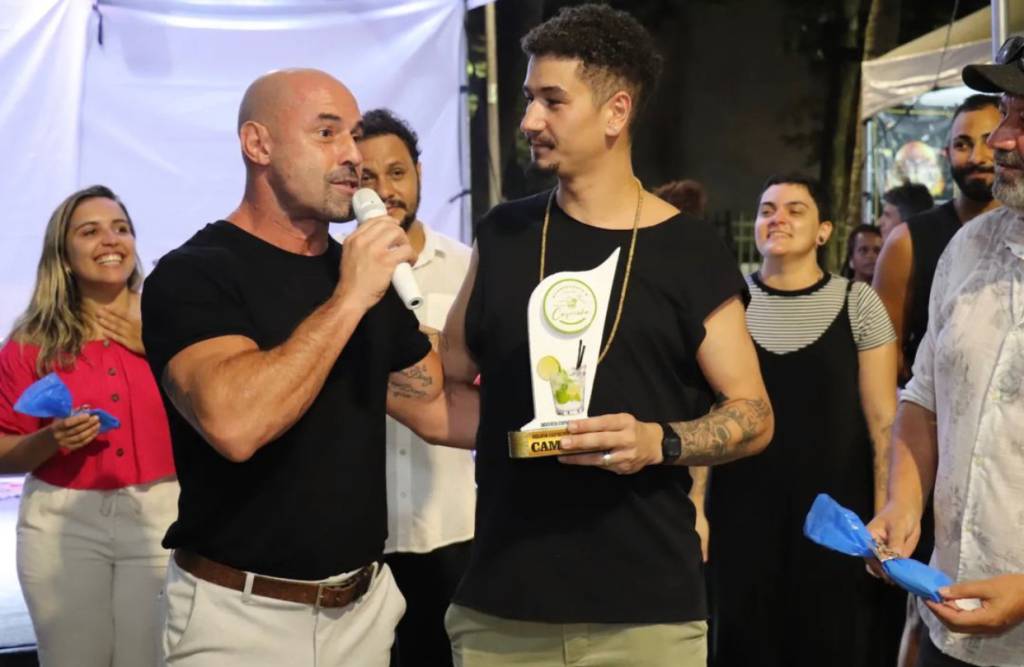 Campeão: Raí segura o troféu recebido no último dia do Degusta Copacabana