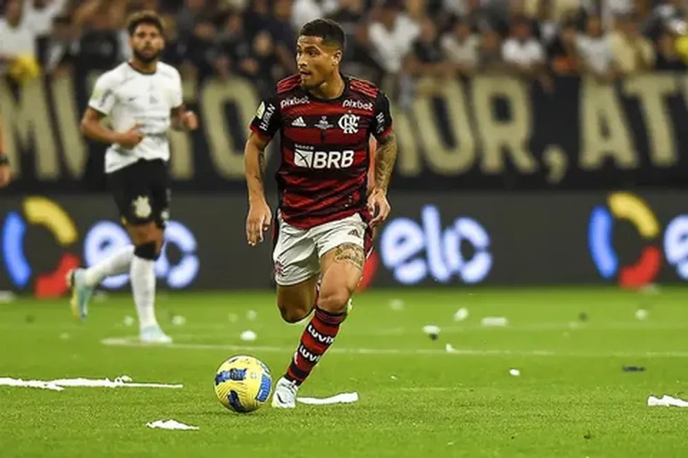FOto mostra jogador João Gomes jogando em campo usando a camisa com listras vermelhas e pretas do Flamengo