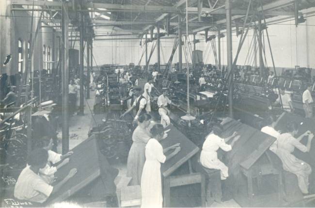 Operários trabalhando numa fábrica suburbana no início do século XX