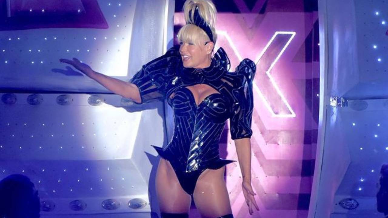Foto mostra Xuxa usando body preto e rabo de cavalo