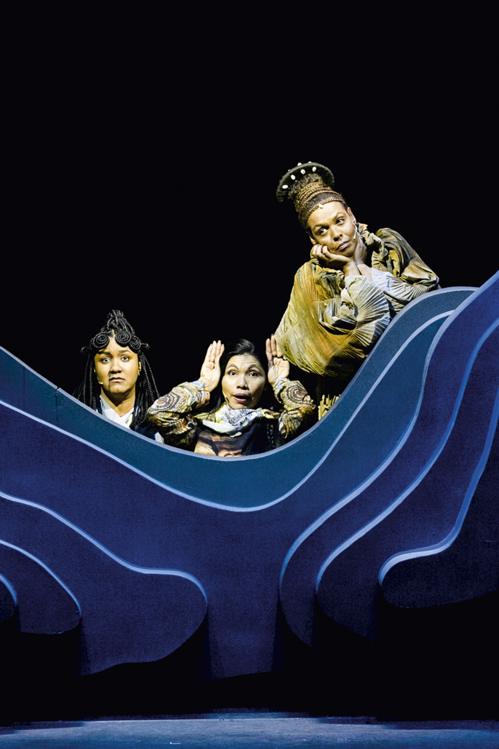 Rosa Peixoto (no centro), do povo tariana: em cartaz no Teatro Riachuelo