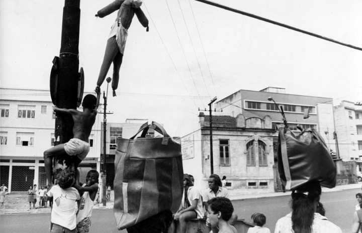 Crianças participam da malhação do Judas no Rio de Janeiro dos anos 70 ou 80 -