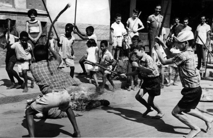 Crianças participam da malhação do Judas no Rio de Janeiro dos anos 1960