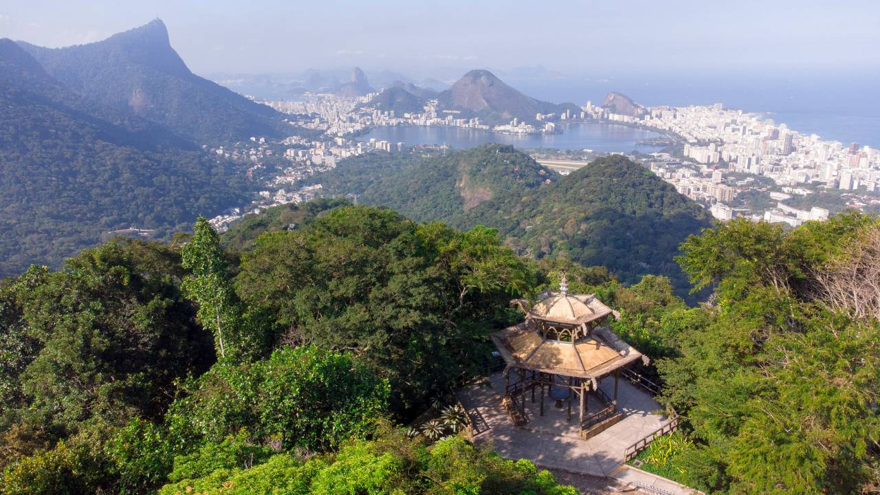 Foto mostra Alto da Boa Vista com o Mirante da Vista Chinesa e o Morro do Corcovado